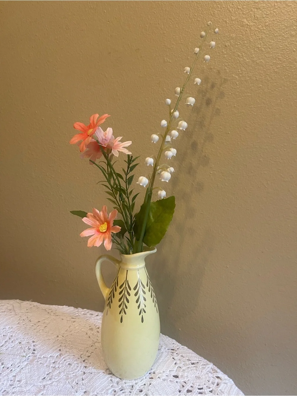 Vintage Elegant Cream Ceramic Vase with Leaf Motif - Home Accents with 24k paint